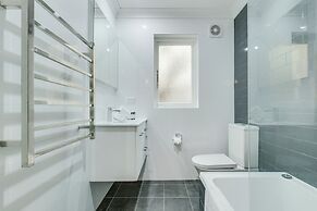 Art Deco 2-bed Close to City and Harbour
