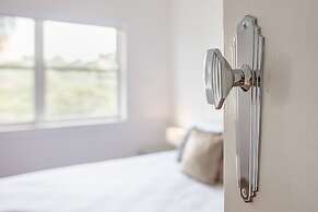 Art Deco 2-bed Close to City and Harbour