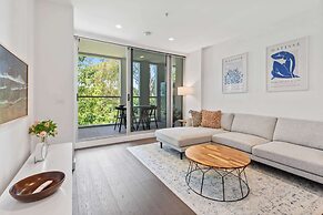 Chic 2-bed With Free Parking in South Yarra