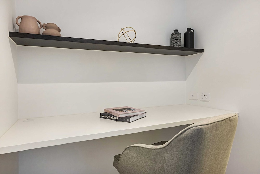Modern, Executive 1 Bedroom Apartment With Balcony