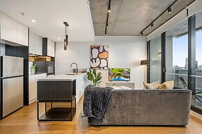 Modern, Executive 1 Bedroom Apartment With Balcony
