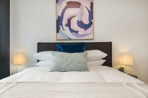 Modern, Executive 1 Bedroom Apartment With Balcony