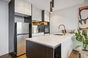 Modern, Executive 1 Bedroom Apartment With Balcony