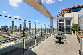 Chic 2-bed With Rooftop Pool Overlooking the City