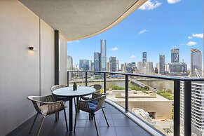 Chic 2-bed With Rooftop Pool Overlooking the City
