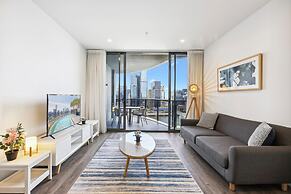 Chic 2-bed With Rooftop Pool Overlooking the City