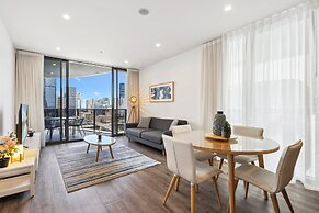 Chic 2-bed With Rooftop Pool Overlooking the City