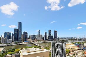 Chic 2-bed With Rooftop Pool Overlooking the City