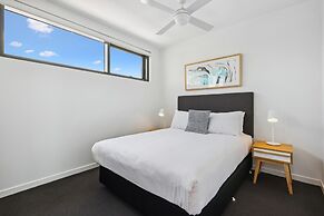 Chic 2-bed With Rooftop Pool Overlooking the City