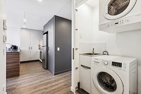 Chic 2-bed With Rooftop Pool Overlooking the City