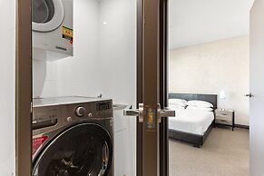 Central 2-bed With Parking & Stunning Views