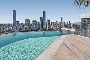River-view Unit With Rooftop Pool Near Museums