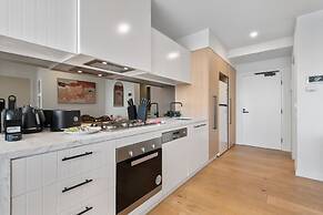 Contemporary 2-bed Haven With Swimming Pool