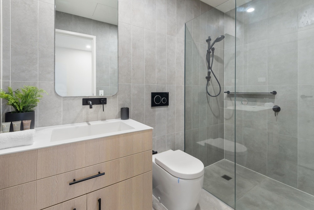 Contemporary 2-bed Haven With Swimming Pool