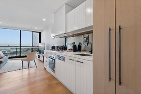 Contemporary 2-bed Haven With Swimming Pool