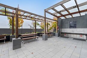 Contemporary 2-bed Haven With Swimming Pool