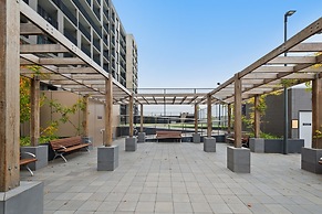 Contemporary 2-bed Haven With Swimming Pool