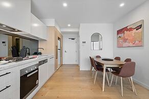 Contemporary 2-bed Haven With Swimming Pool