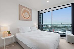 Contemporary 2-bed Haven With Swimming Pool