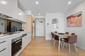 Contemporary 2-bed Haven With Swimming Pool