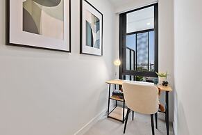 Contemporary 2-bed Haven With Swimming Pool