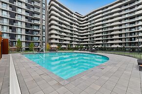 Contemporary 2-bed Haven With Swimming Pool