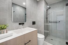 Contemporary 2-bed Haven With Swimming Pool