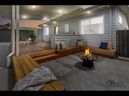 Elegant Beachside Retreat With Luxurious Amenities