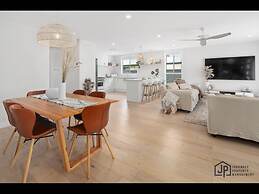 Elegant Beachside Retreat With Luxurious Amenities