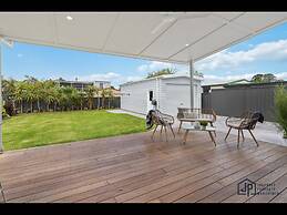 Elegant Beachside Retreat With Luxurious Amenities