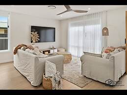 Elegant Beachside Retreat With Luxurious Amenities