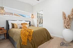 Elegant Beachside Retreat With Luxurious Amenities