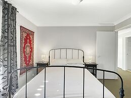 Riverside 3-bed Townhouse With Spacious Deck & BBQ