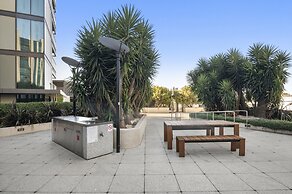 Stunning 2-bed Apartment With Water Views