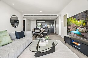 Stunning 2-bed Apartment With Water Views