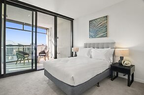 Stunning 2-bed Apartment With Water Views