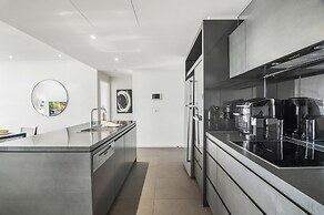 Stunning 2-bed Apartment With Water Views