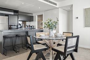 Stunning 2-bed Apartment With Water Views