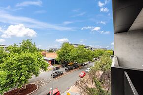Stylish 2-bed in Braddon With Alfresco Dining