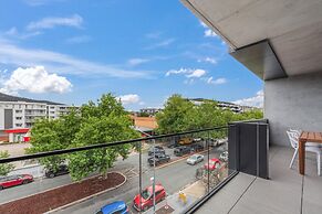 Stylish 2-bed in Braddon With Alfresco Dining