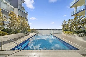 Stylish 1-bed Retreat Steps From Foreshore