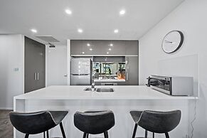 Stylish 1-bed Retreat Steps From Foreshore