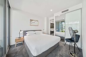 Stylish 1-bed Retreat Steps From Foreshore