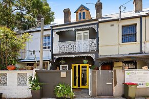 Stylish Inner-city Terrace Home With Rooftop Deck