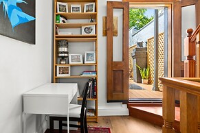 Stylish Inner-city Terrace Home With Rooftop Deck