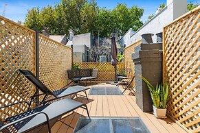 Stylish Inner-city Terrace Home With Rooftop Deck