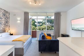 Comfy Balcony Studio Near Parks,