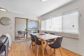 Cosy 2-bedroom Seaside Unit Steps From Beach