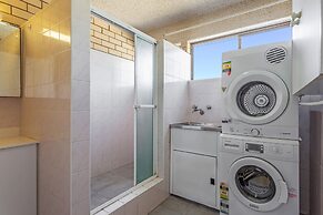 Cosy 2-bedroom Seaside Unit Steps From Beach