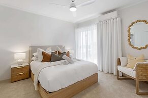 Stylish 3-bed Apartment in Coastal Redcliffe